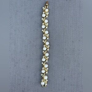 Vintage Sarah Coventry gold leafy rhinestone and faux pearl link bracelet.